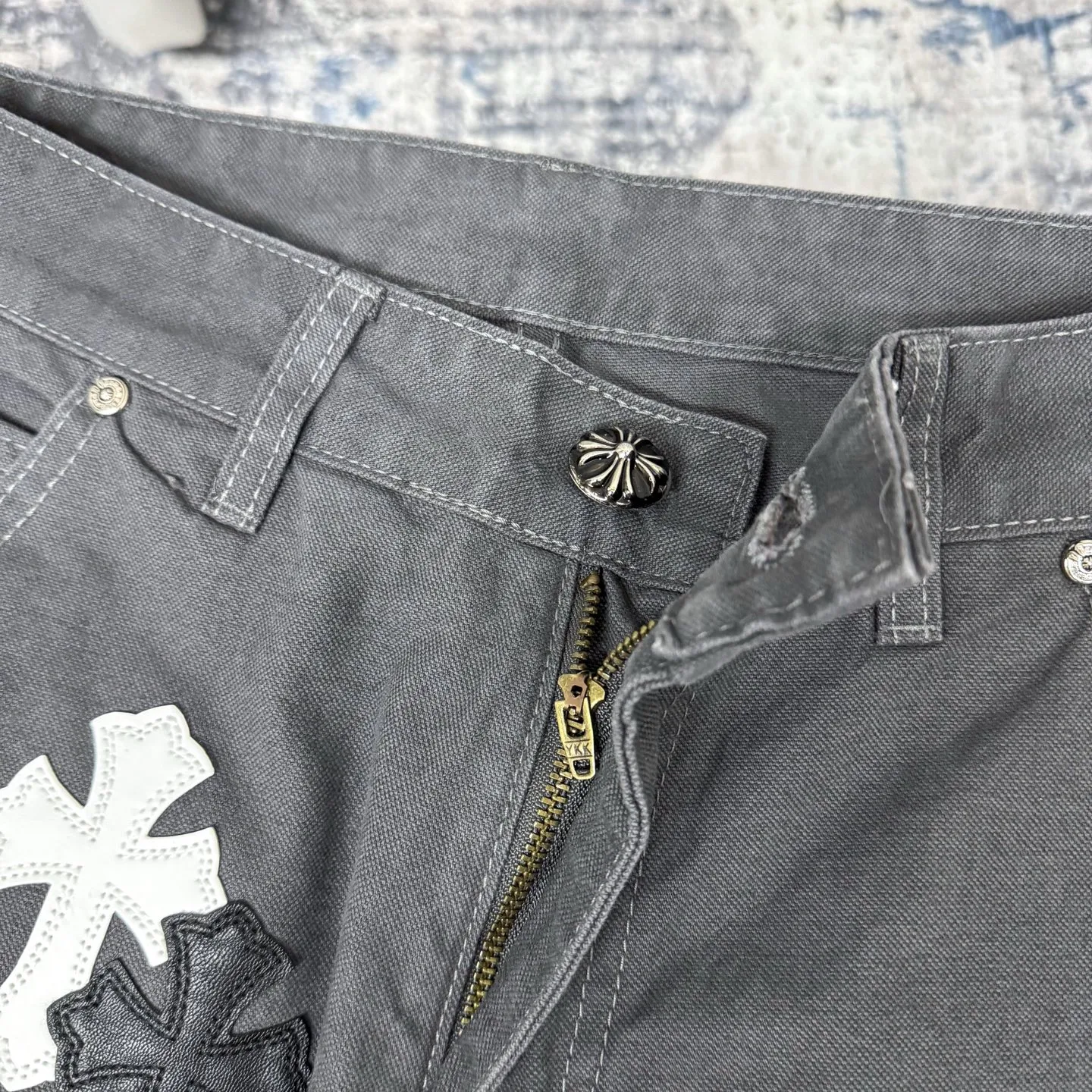 P280 Chrome hearts Cross patch leather jeans workwear logging pants Chrome hearts logging pants are here! ! ! CH Croix Heart Double Knee Cross Patch Leather Bo1 Style Logging Pants Straight-leg Work Pants B136 Croix Heart Cross Sanskrit Overalls Price 34W Level, patchwork cross pattern embellishment, high-waisted washed jeans! ! Absolutely high-end luxury products, 1.9W level god-level single products, super popular products, made by top heavy industry, not to be missed. About Zangyin, this is an extremely luxurious fashion brand, which can also be called the nobles of the high street. It has always been an exclusive brand of some hipsters or rich second generation. Compared with ordinary high streets, it is more luxurious and noble. Compared with luxury brands, it has a more fashionable personality and has always been a brand that I have a special liking for. Imported yarn is custom-woven into a high-density twill canvas, which ensures a crisp silhouette while also making the fabric feel very delicate. It follows the B01 classic silhouette, with a crisp and stylish upper body. The ready-made garments are stone-ground and fermented and can be matched with any style. Buttons and zinc are washed with genuine YKK retro metal products. Double-layered canvas on the front. Perfect details. All hardware is perfect. Size: s-XXL Color: Gray